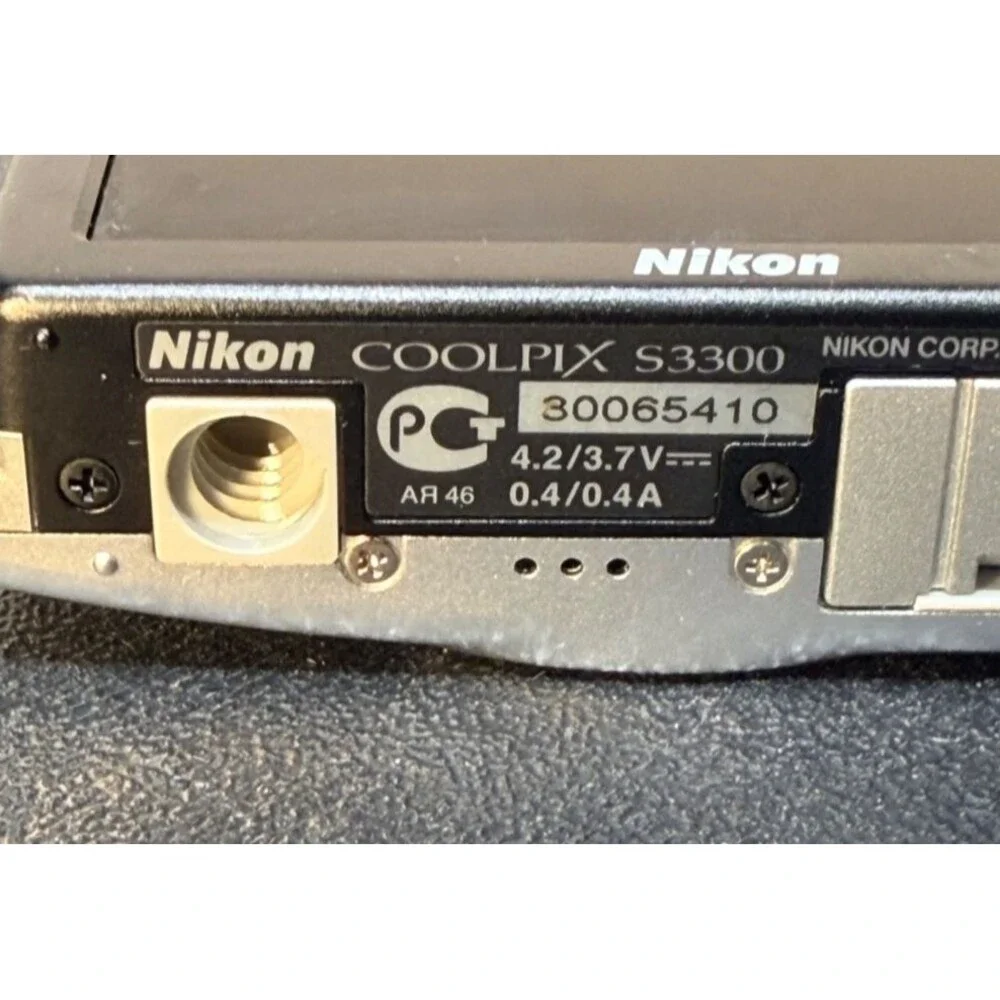 Nikon Coolpix S3300 16.0MP Compact Digital Zoom Camera bundle Silver Tested